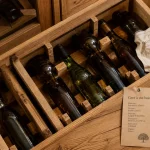 Cave à vin en bois : bouteilles dans un casier en chêne