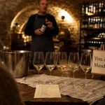 Dégustation de vin Metz : verres et carte de dégustation devant un vigneron