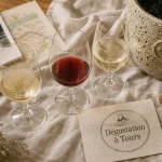dégustation vin tours : verres et cave troglodyte