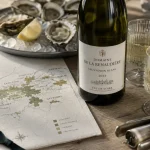Vin blanc de loire en bouteille et verres, accords selon le plat