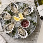 Huitres vin blanc : huîtres et vin blanc sec, citron et glace pilée