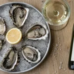 Vin blanc pour huitre avec Muscadet, huîtres sur glace et citron